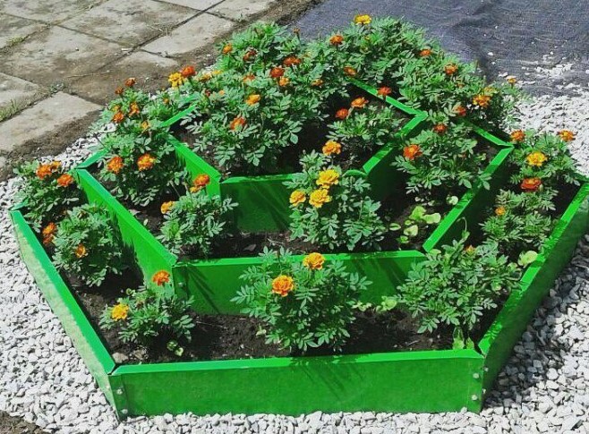 Шестиугольные металлические клумбы в Санкт-Петербурге